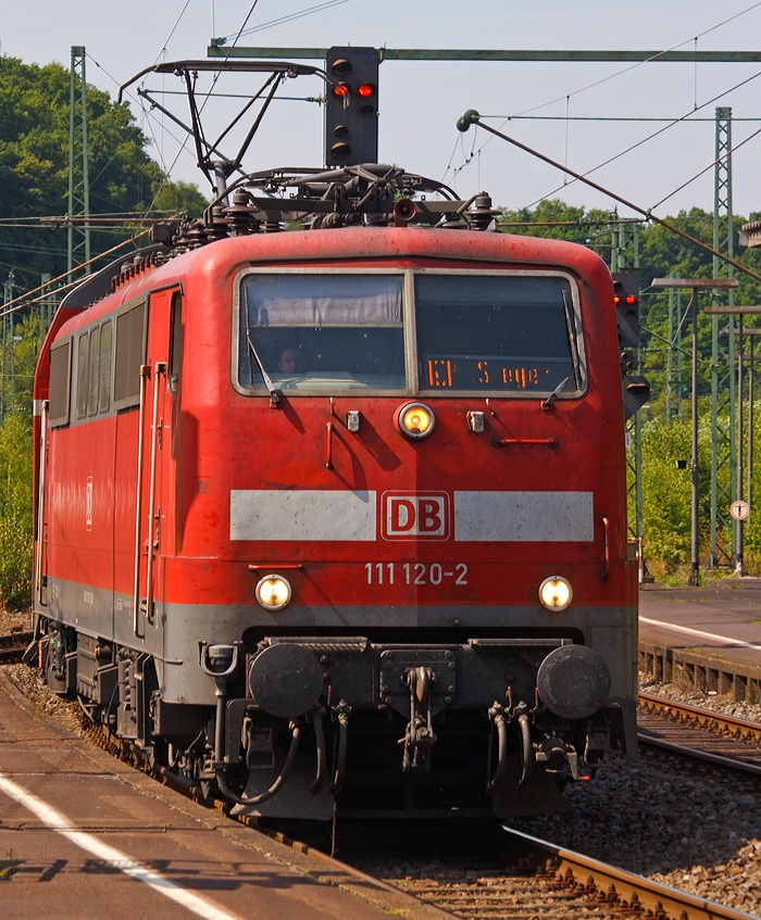 Die 111 120-2 der DB Regio mit dem RE 9  Rhein-Sieg-Express  bei der Einfahrt in dem Bahnhof Betzdorf/Sieg am 22.08.2013.