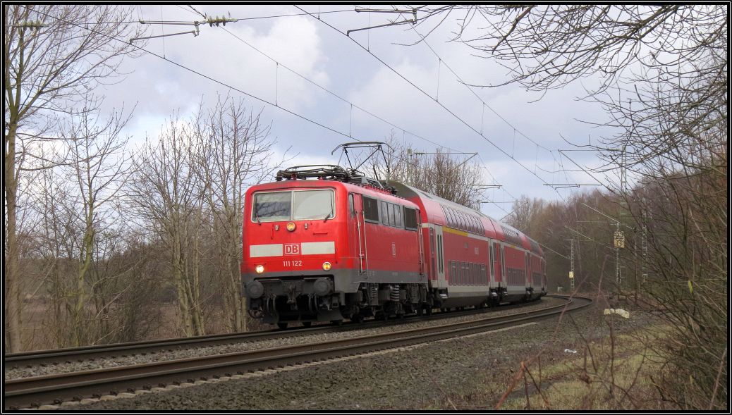 Die 111 122 als Zugpferd für den Wupper Express (RE4) nach Aachen am 27.Feb.15 im Gleisbogen bei Rimburg auf der Kbs 485 zu sehen.