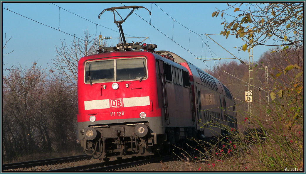 Die 111 129 schiebt den Wupper Express (RE4) in Richtung Übach Palenberg. Kurz davor ,hier bei Rimburg an der KBS 485, wurde dieses Szenario im Dezember 2013 bildlich festgehalten.