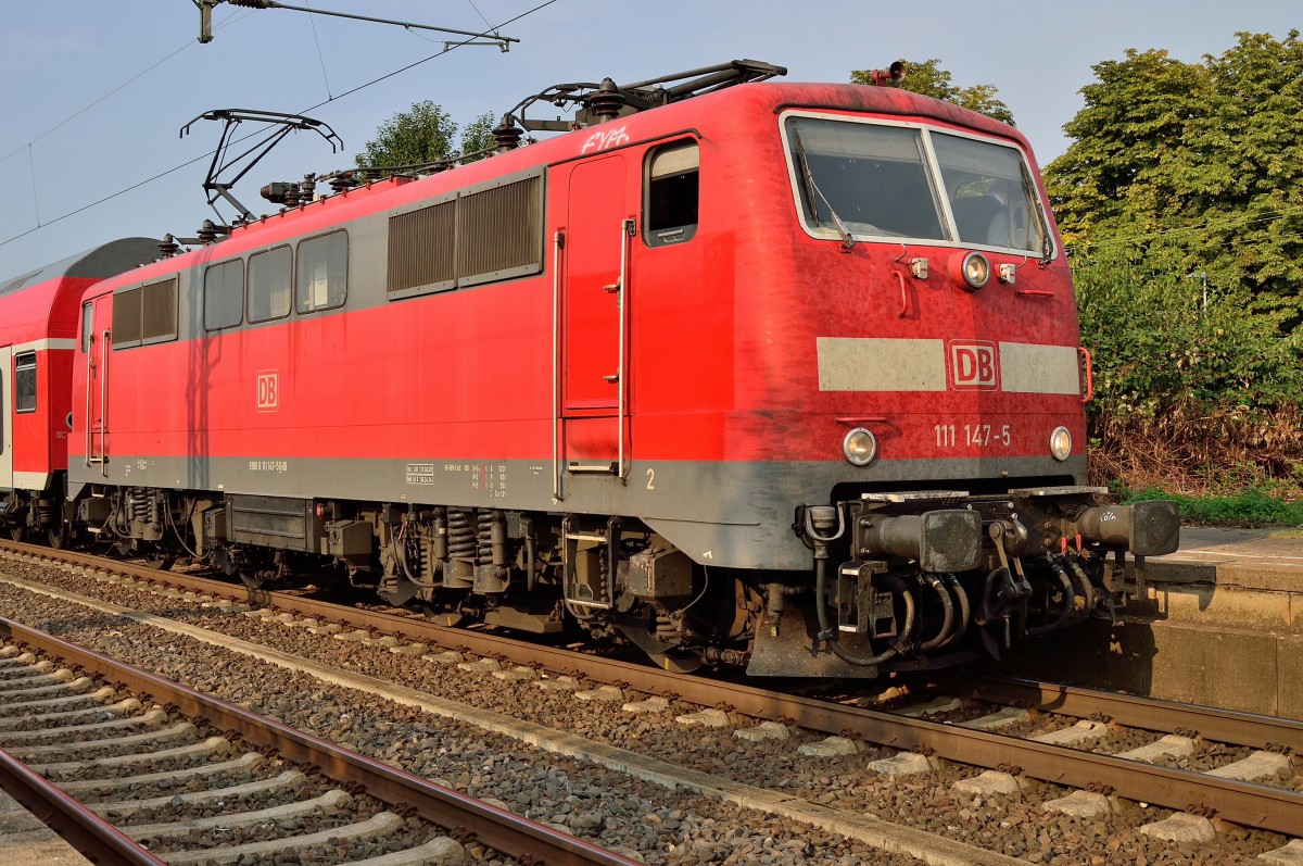 Die 111 147-5 steht im Rheydter Hbf vor einem RE4-Zug. 29.8.2013
