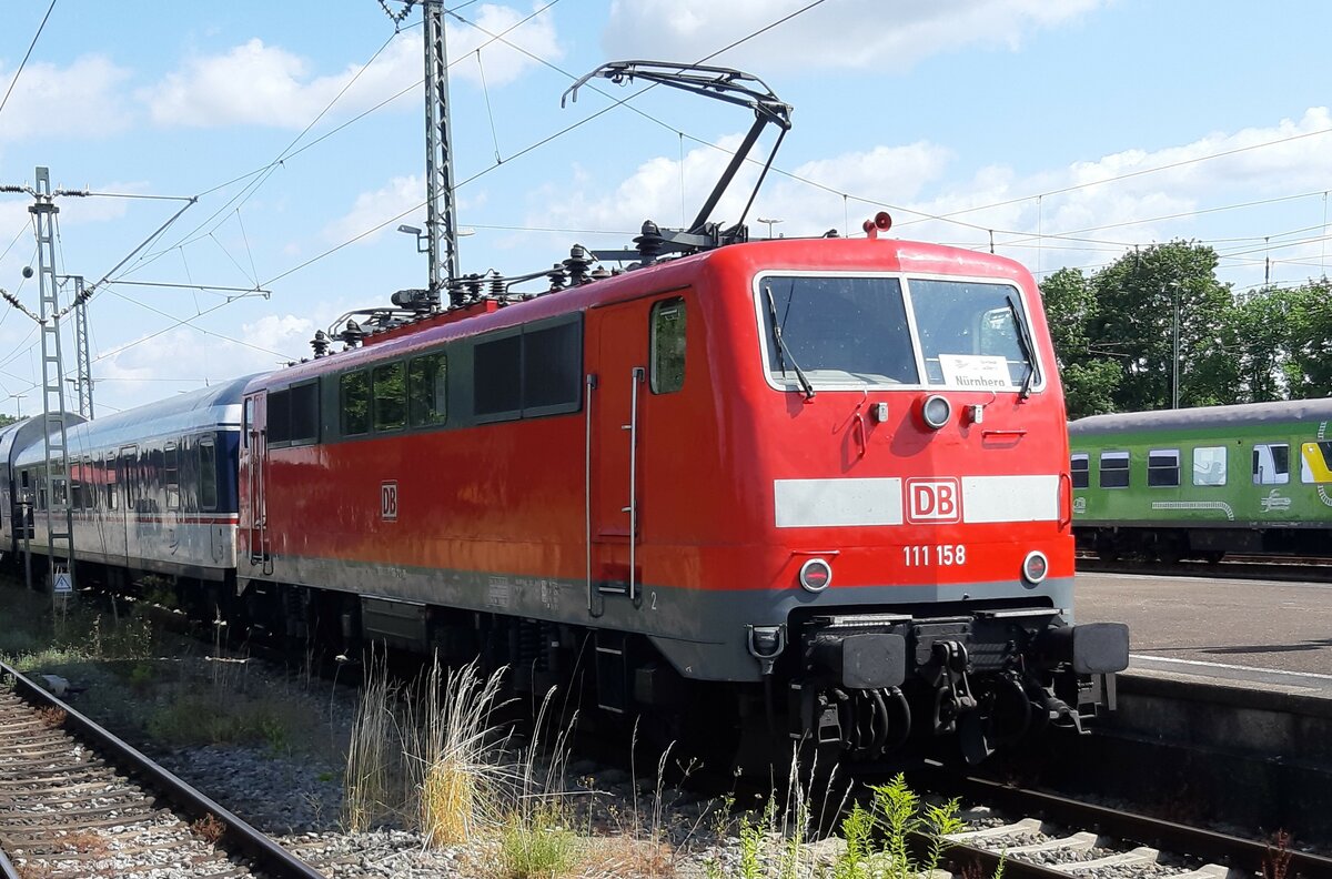 Die 111 158 hat heute mit einem bunten Wagenpark von TRI Dienst auf der RE90-Linie von Stuttgart nach Nürnberg. Crailsheim, 17.07.2023 
