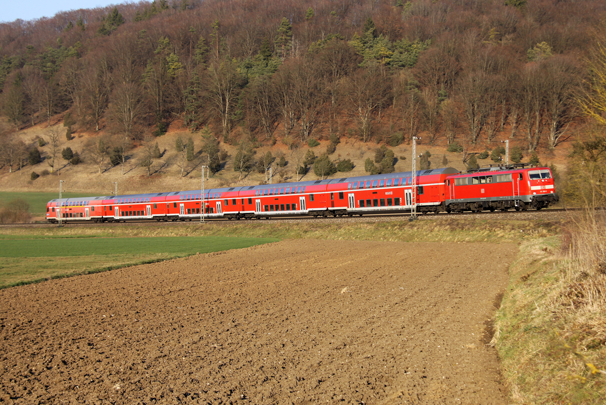 Die 111 159-0 mit RB von München nach Treuchtlingen bei Dollnstein am 12.03.2014