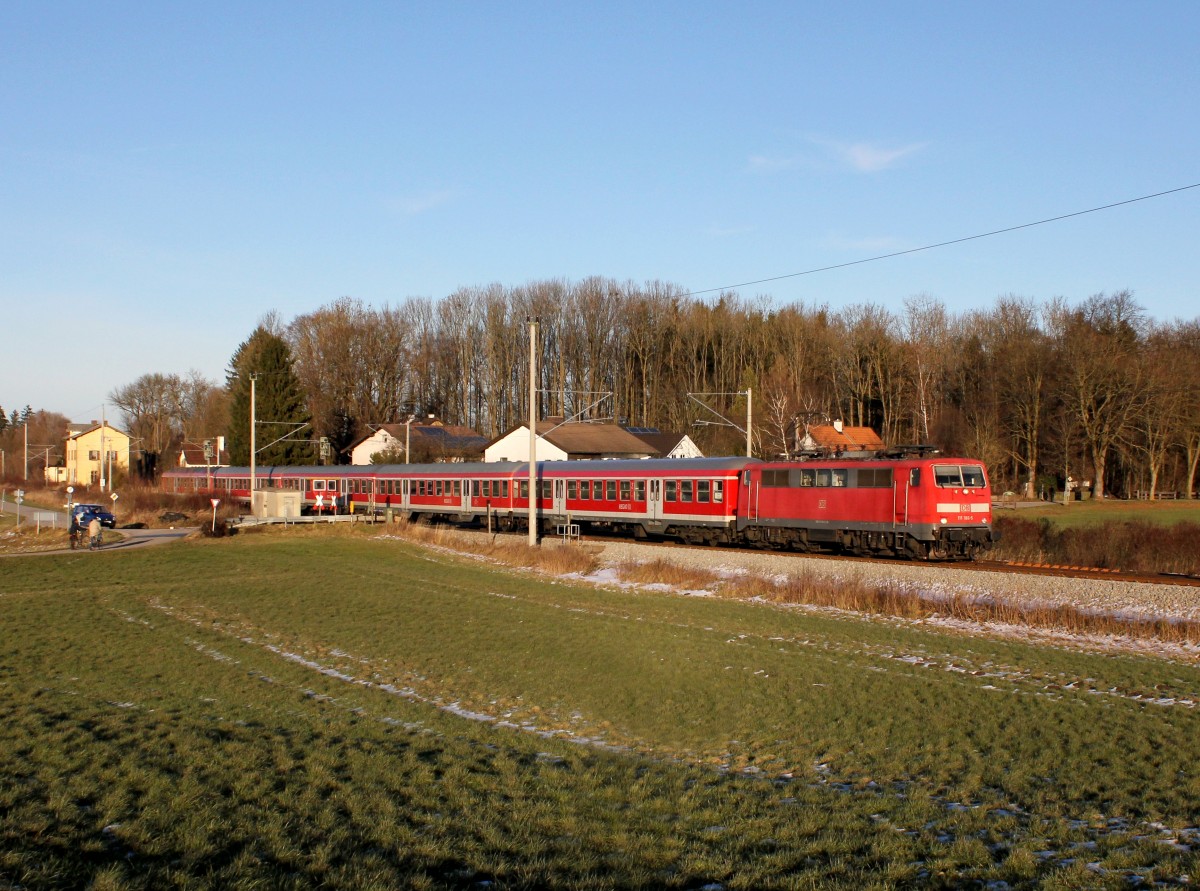 Die 111 166 mit einer RB nach Mittenwald am 08.12.2013 bei der Durchfahrt in Polling.