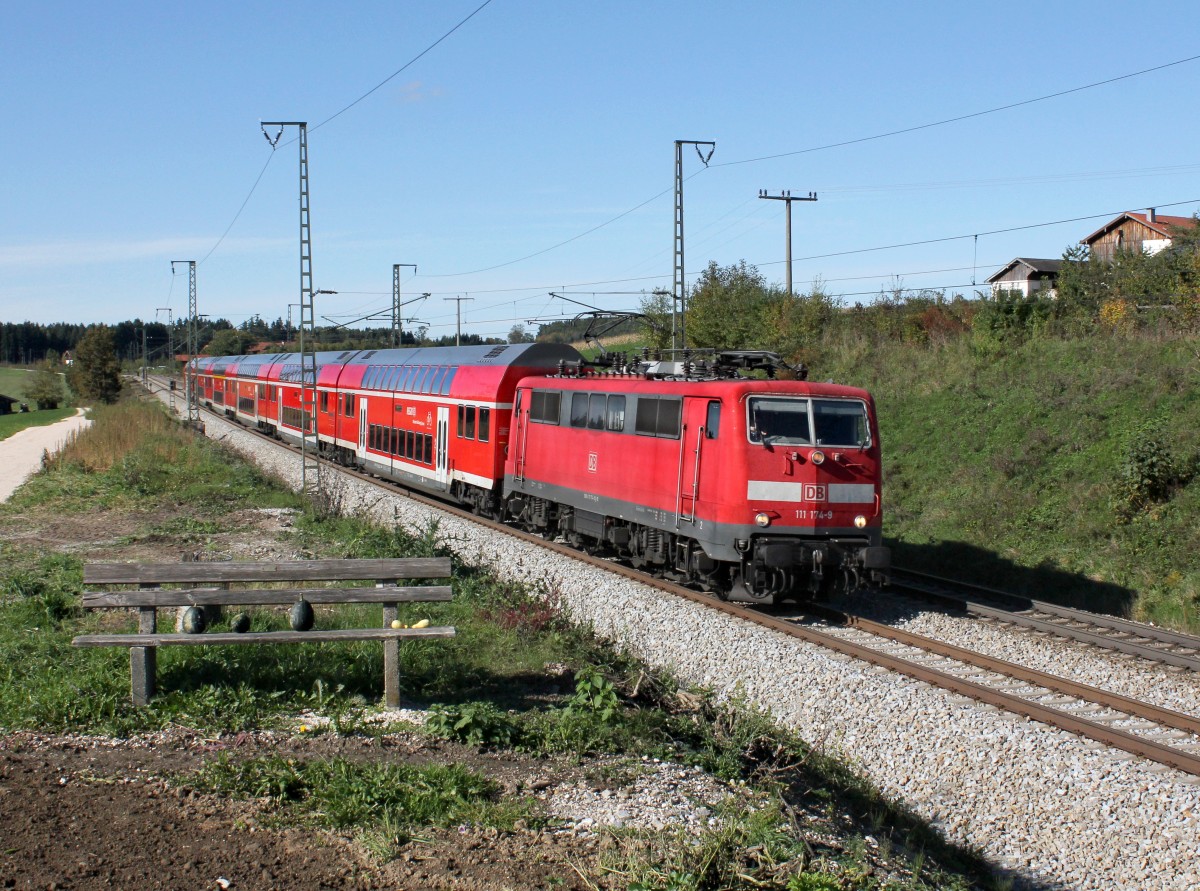 Die 111 174 mit einem RE nach Salzburg  am 13.10.2013 unterwegs bei Teisendorf.