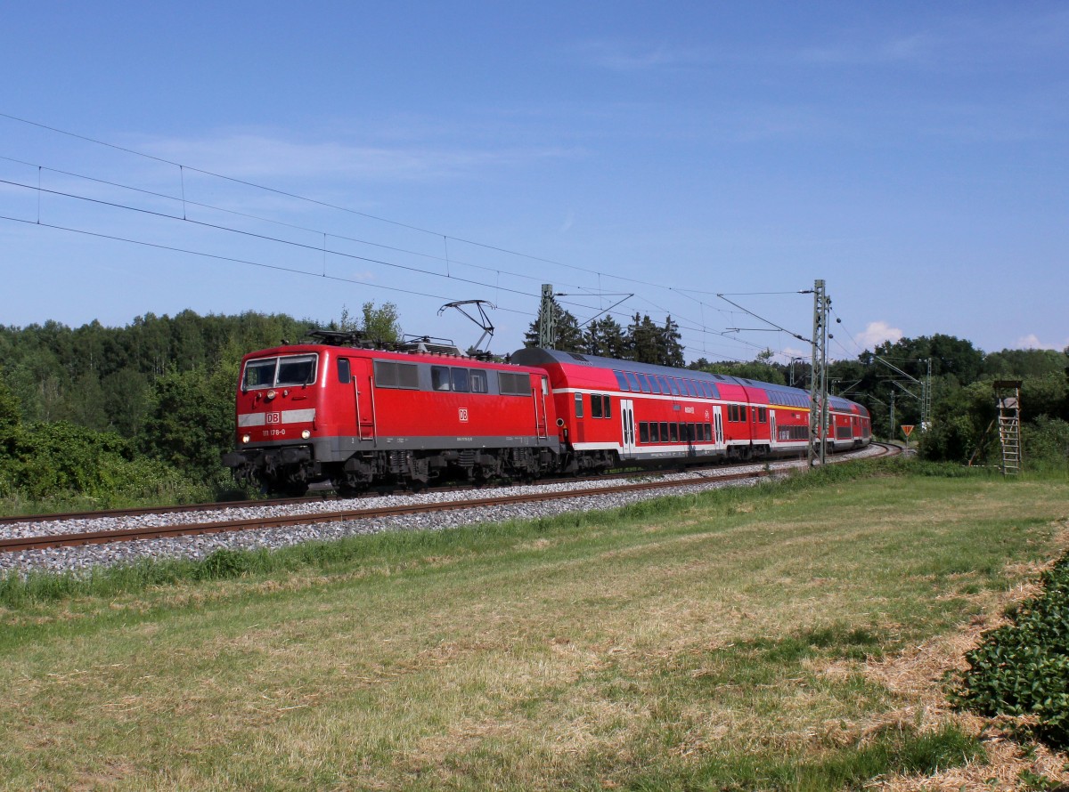 Die 111 178 mit einem RE nach Nürnberg am 03.06.2015 unterwegs bei Buchhausen.