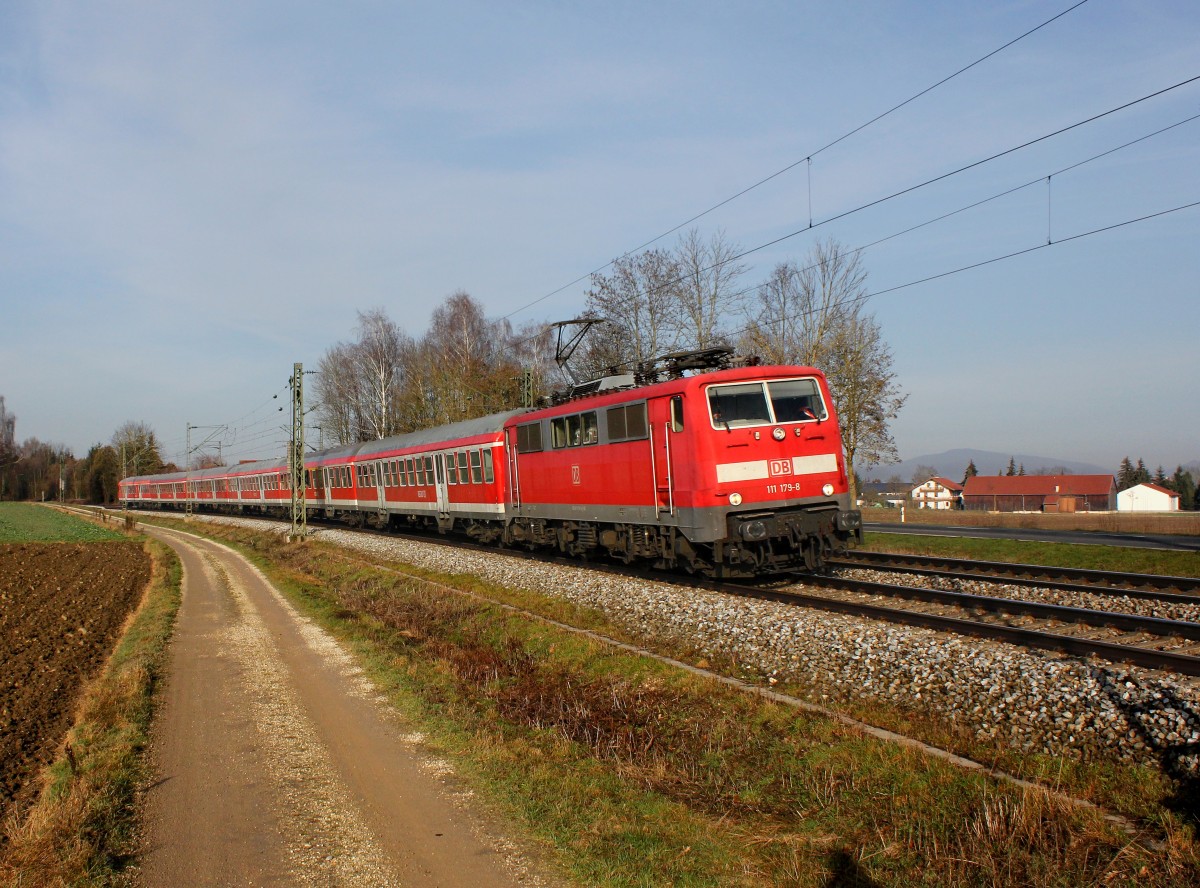 Die 111 179 mit einem Flüchtlingssonderzug am 28.12.2015 unterwegs bei Langenisarhofen.