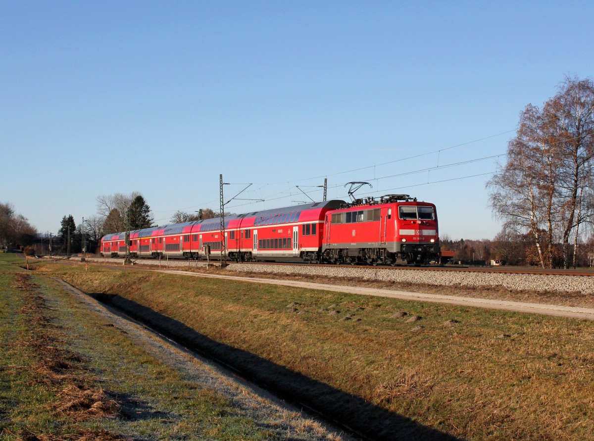 Die 111 180 mit einem RE nach Salzburg am 14.12.2013 unterwegs bei Übersee.