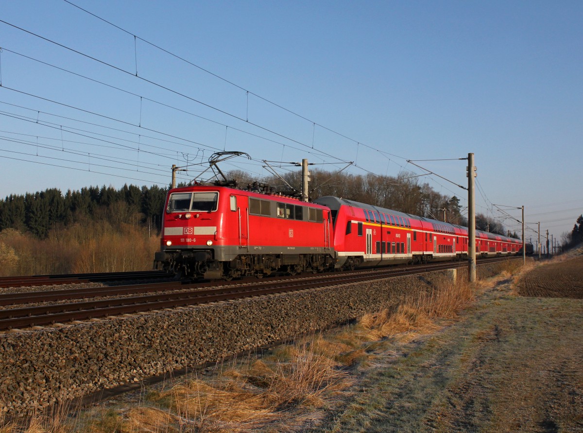 Die 111 180 mit einem RE nach München am 07.04.2015 unterwegs bei Unterweilbach.