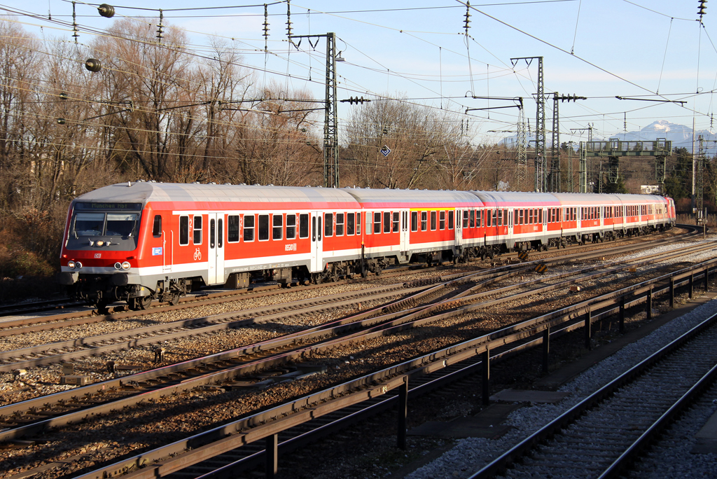 Die 111 186-3 schiebt die RB von Salzburg nach München durch Rosenheim am 10.12.2013