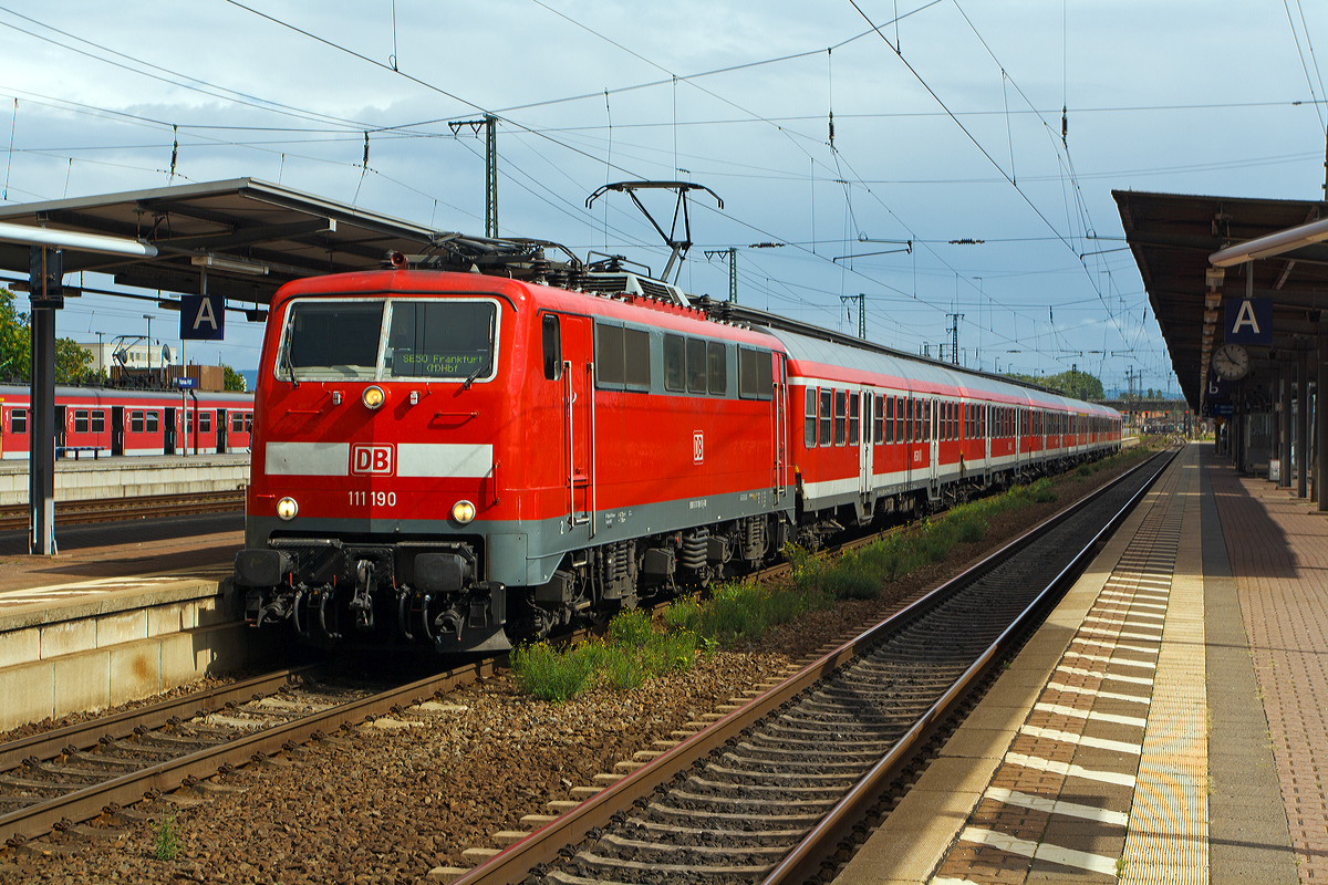 
Die 111 190-5 mit n-Wagen (Sieberlinge), als SE 50  Kinzigtalbahn  (Wächtersbach - Gelnhausen - Hanau - Frankfurt Hbf), am 18.08.2014 beim Halt im Hbf Hanau.