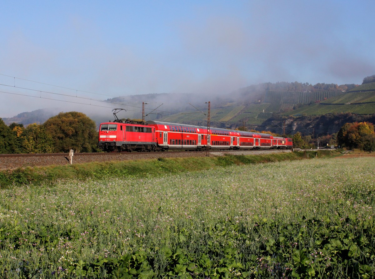 Die 111 203 mit einem RE nach Würzburg am 11.10.2012 unterwegs bei Himmelstadt.