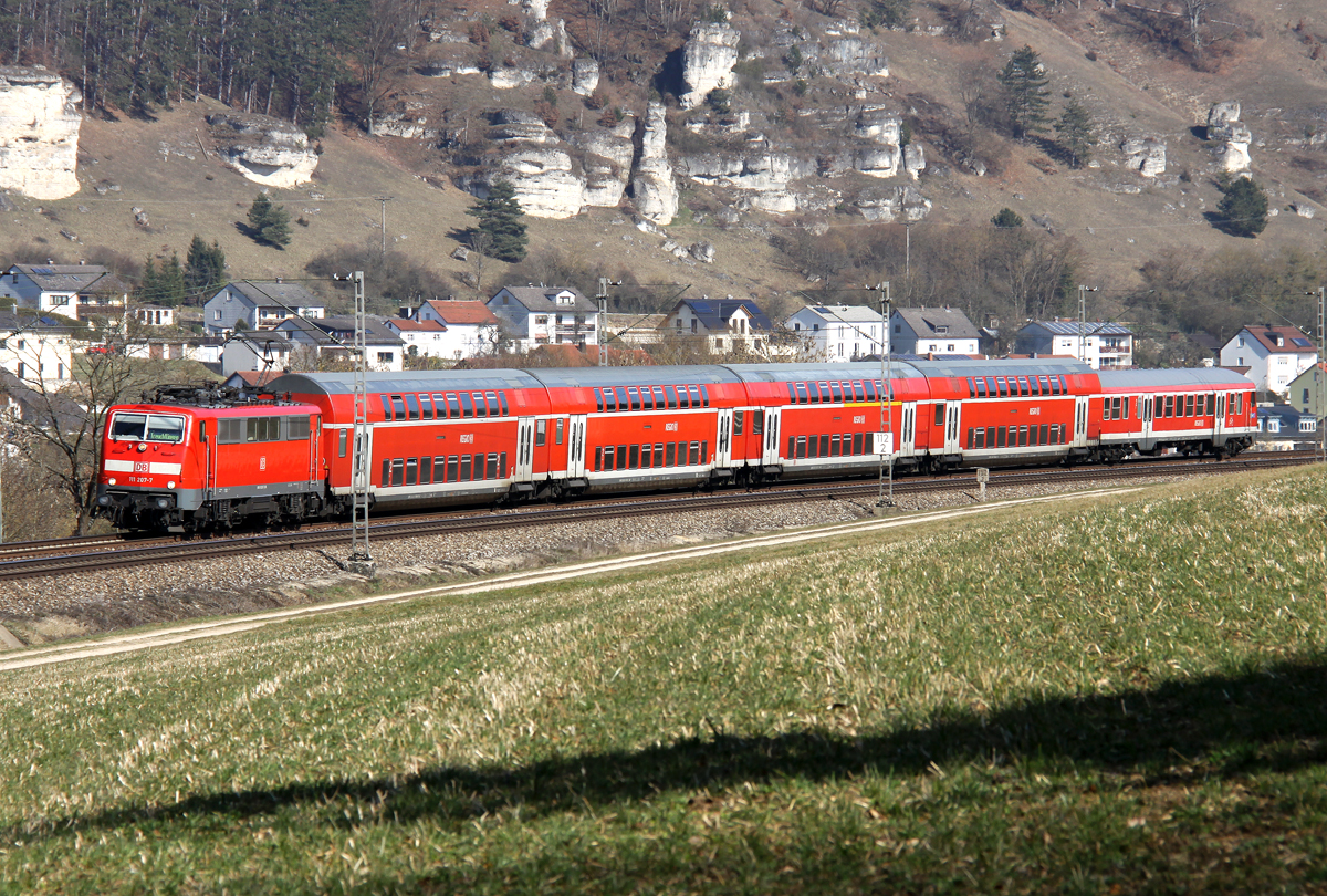 Die 111 207-7 mit der RB von München nach Treuchtlingen bei Dollnstein am 12.03.2014