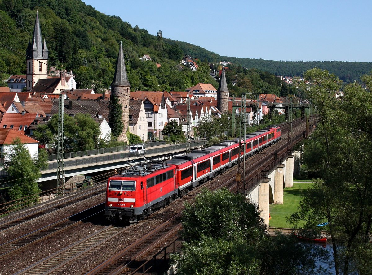 Die 111 208 mit einem RE nach Frankfurt am Main am 20.08.2011 unterwegs bei Gemünden.
