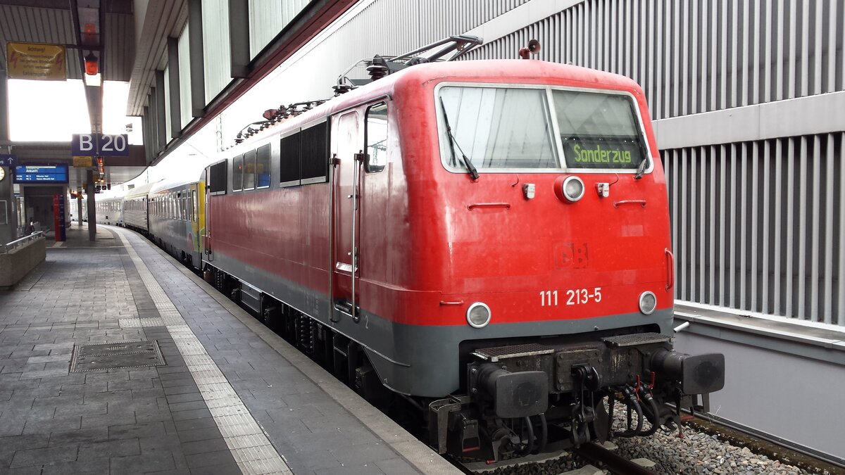 Die 111 213-5 von smart rail wird am 04.09.2022 den UEX-Autoreisezug nach Villach transportieren und ist hier beim Zusammenstellen des Zuges in Düsseldorf zu sehen.