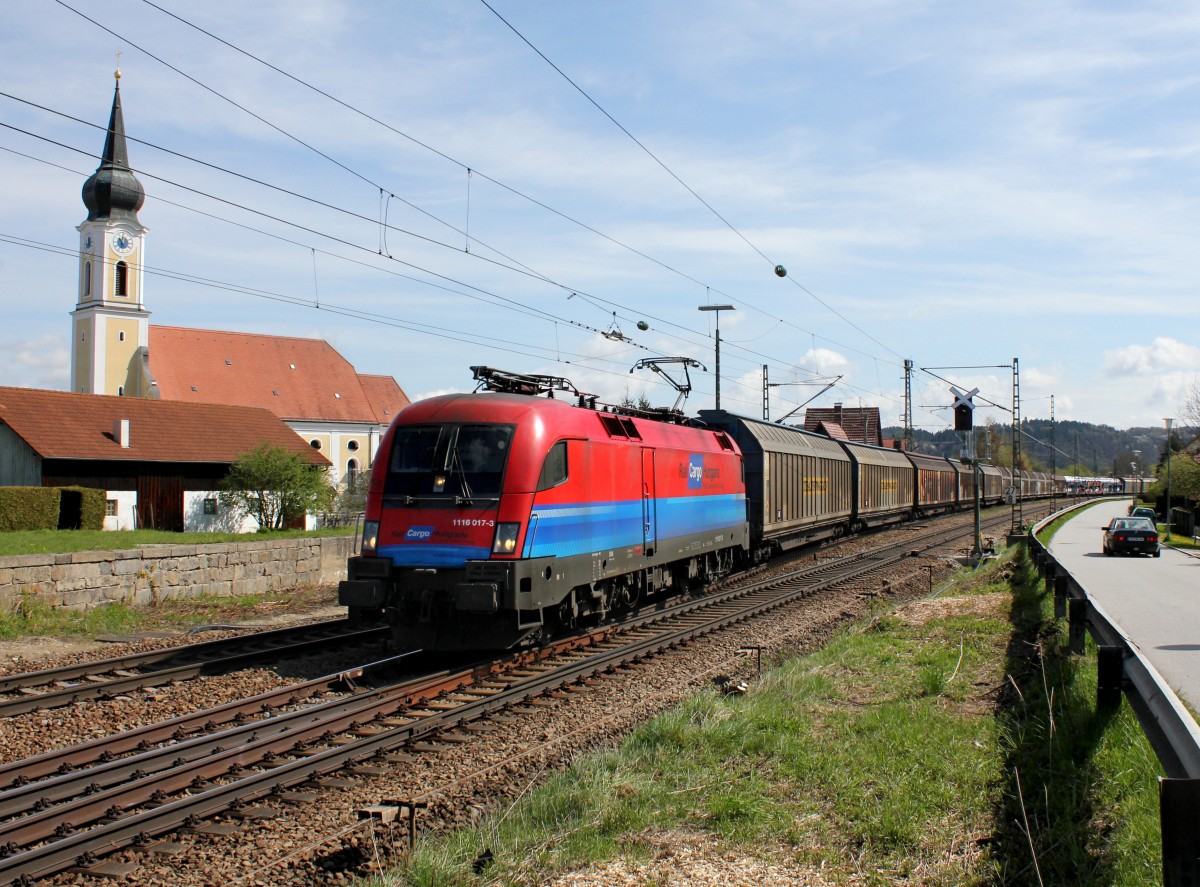 Die 1116 017 mit einem Güterzug am 21.04.2012 unterwegs bei Pleinting.