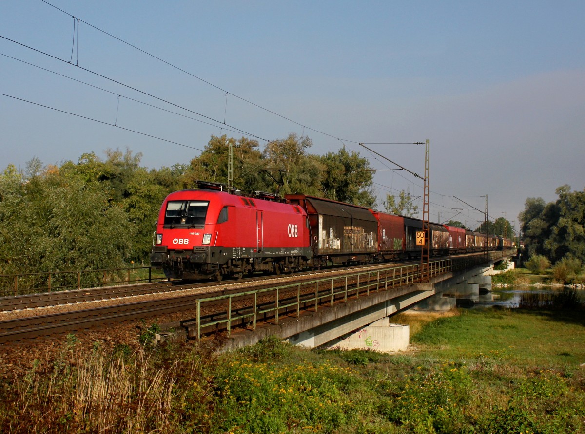 Die 1116 027 mit einem Güterzug am 19.09.2015 unterwegs bei Plattling.