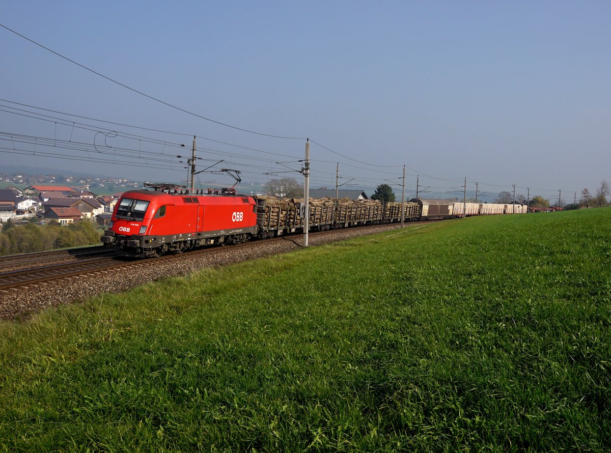Die 1116 030 mit einem Güterzug am 19.10.2018 unterwegs bei Pöndorf.