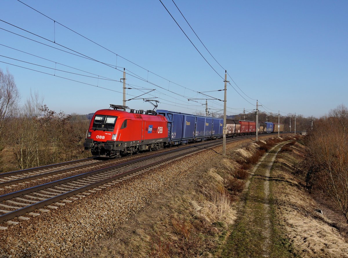 Die 1116 048 mit einem Autoteilezug am 15.02.2019 unterwegs bei Taufkirchen a. d. Pram.