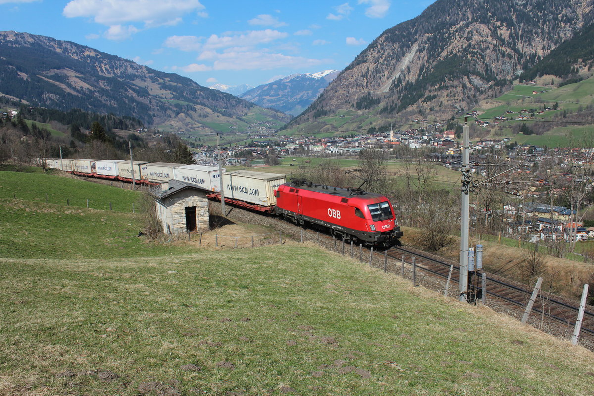 Die 1116 057 müht sich mit dem KGAG42511 am 1.4.2017 kurz vor Angertal die Tauernnordrampe hinauf.
Unterstützung am Zugschluss hatte sie durch 1144 254.
