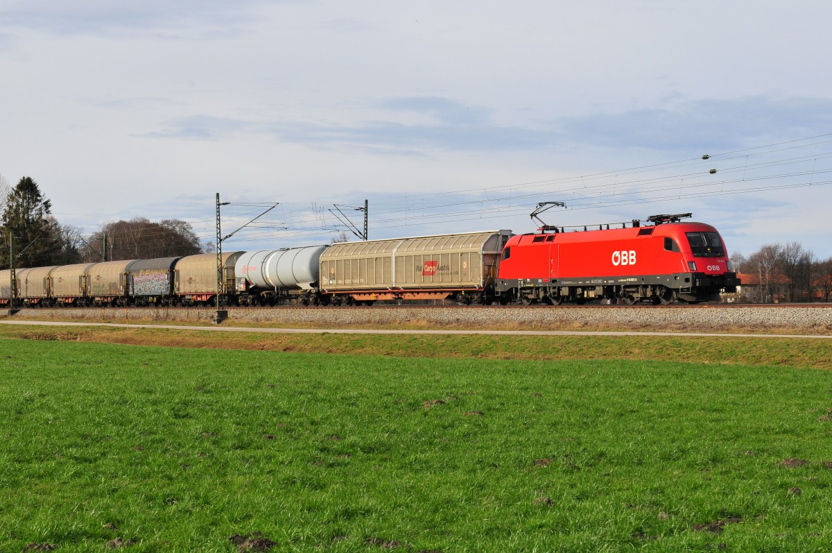 Die 1116 067-0 der ÖBB vor einem gemischten Güterzug am 09.02.16 bei Übersee am Chiemsee.