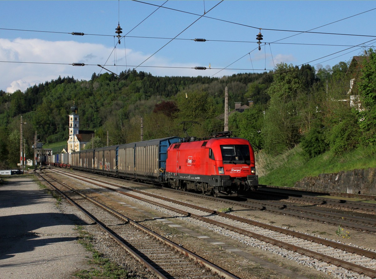Die 1116 071 mit einem Güterzug am 25.04.2014 bei der Durchfahrt in Wernstein.