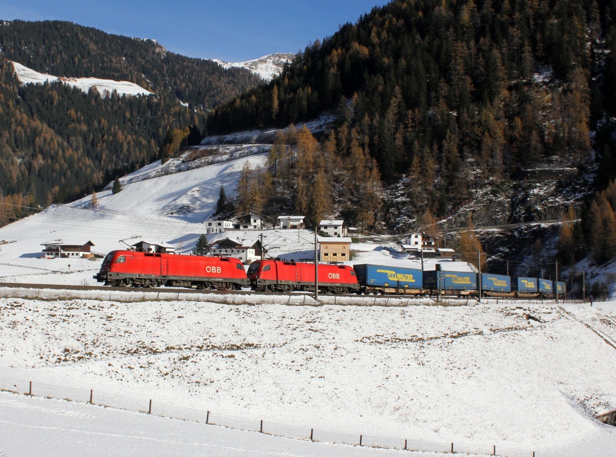 Die 1116 079 und die 1116 267 mit einem KLV-Zug am 16.11.2013 unterwegs bei St. Jodok.
