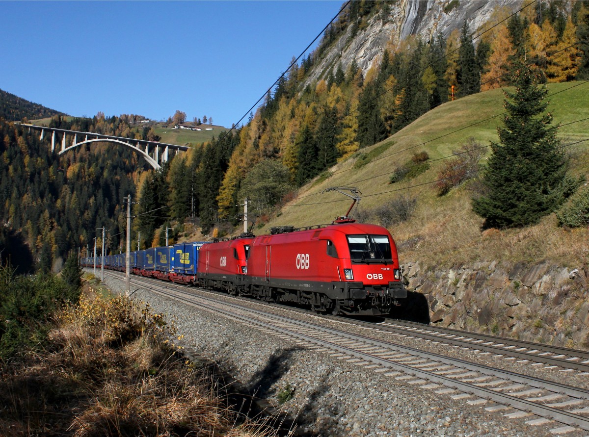 Die 1116 091 und die 1016 043 mit einem KLV-Zug am 31.10.2015 unterwegs bei St. Jodok.