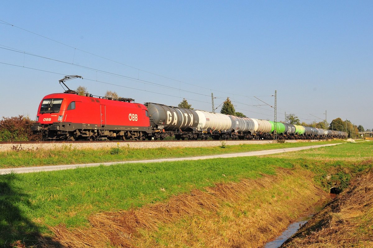 Die 1116 096 der ÖBB mit einem Kesselwagenzug auf der Strecke Salzburg in Richtung München am 17.10.18 bei Übersee am Chiemsee.