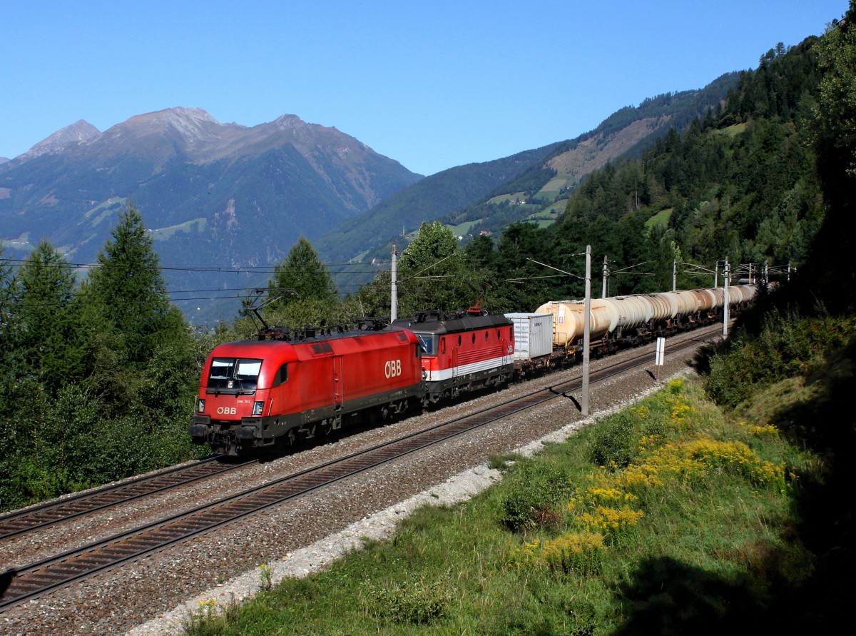 Die 1116 103 und die 1144 287 mit einem Güterzug am 08.09.2012 unterwegs bei Penk.