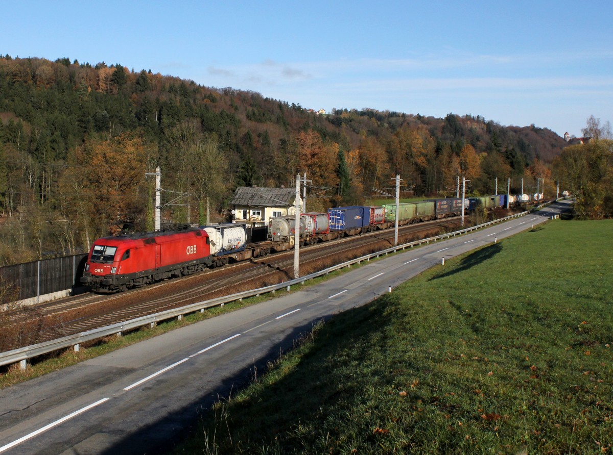Die 1116 106 mit einem Containerzug am 10.11.2013 unterwegs bei Wernstein.