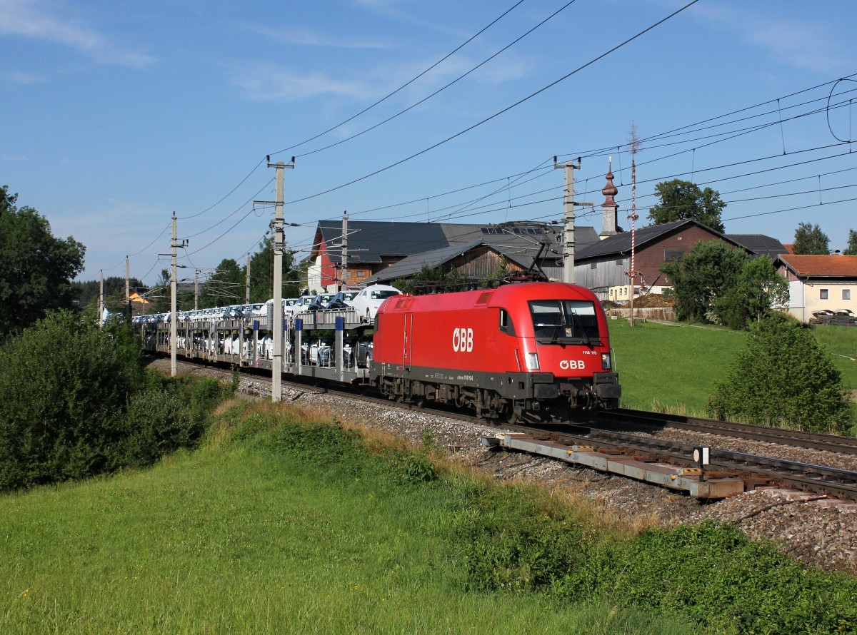 Die 1116 110 mit einem Autozug am 31.07.2015 unterwegs bei Weng.