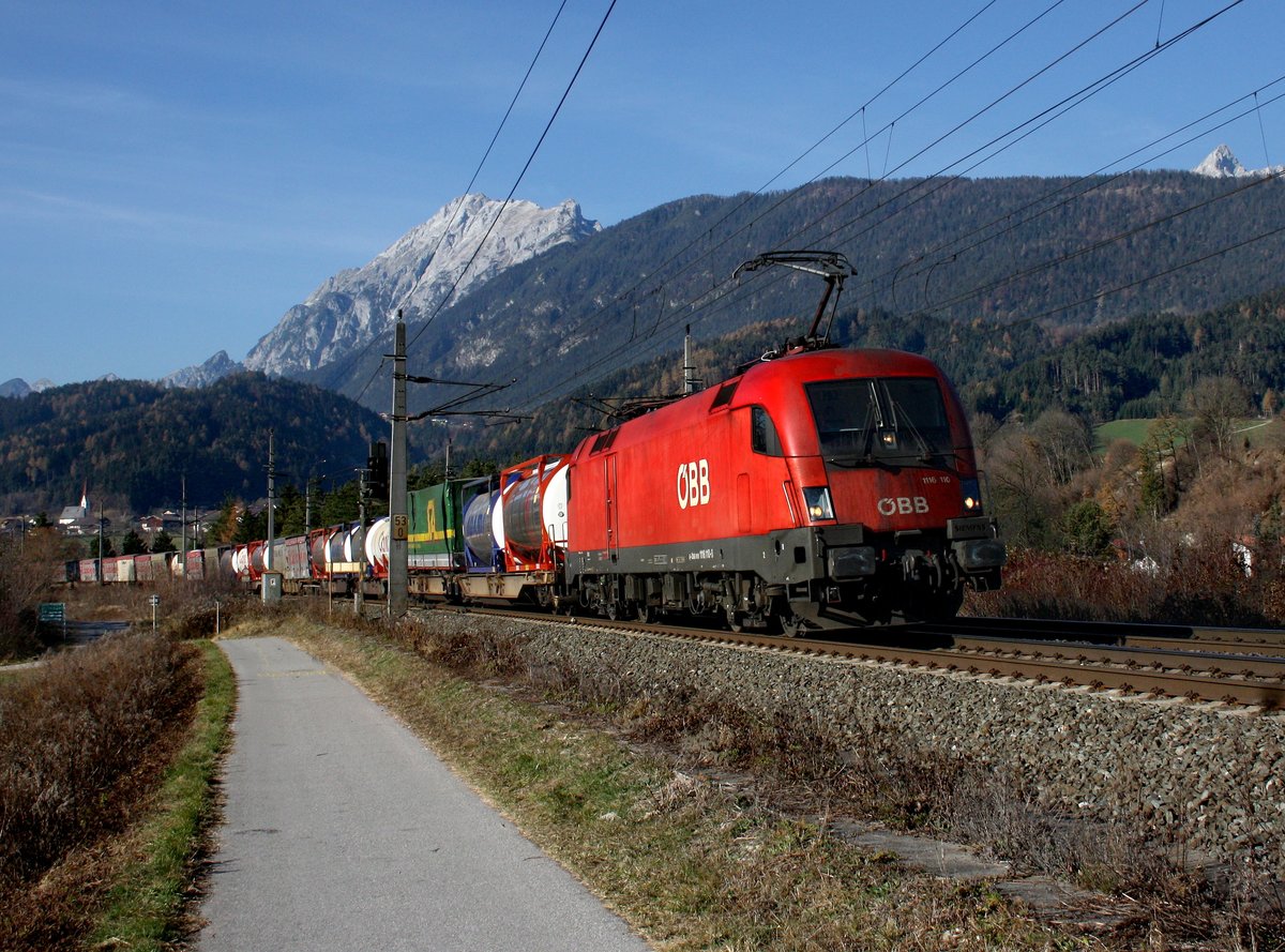 Die 1116 110 mit einem KLV-Zug am 19.11.2011 unterwegs bei Terfens.