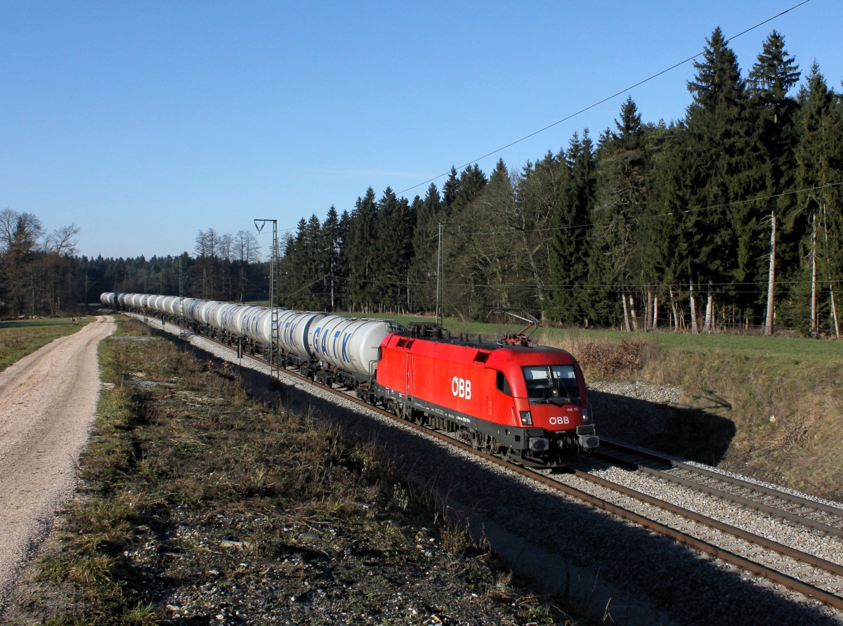 Die 1116 118 mit einem Kesselzug am 14.12.2013 unterwegs bei Teisendorf.
