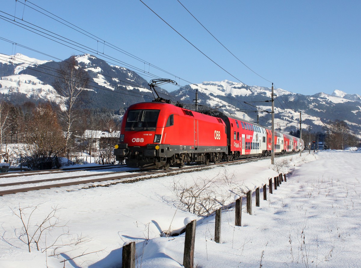Die 1116 121 mit einem Pendelzug nach Kirchberg am 26.01.2013 unterwegs bei Kitzbühel Schwarzsee.