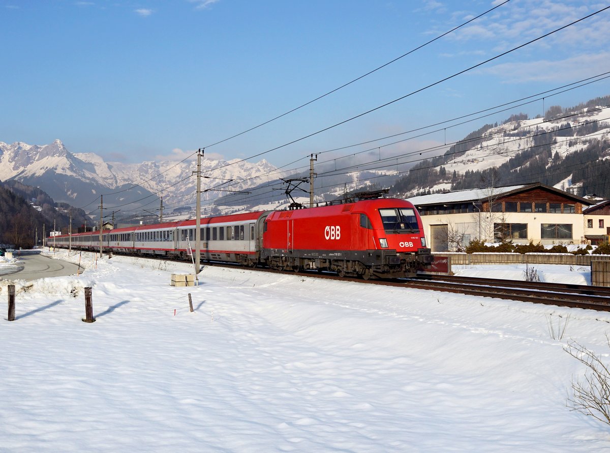 Die 1116 137 mit einem EC am 13.01.2018 unterwegs bei St. Johann im Pongau.