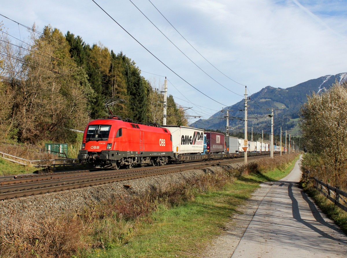 Die 1116 137 mit einer RoLa am 03.11.2012 unterwegs bei Terfens.