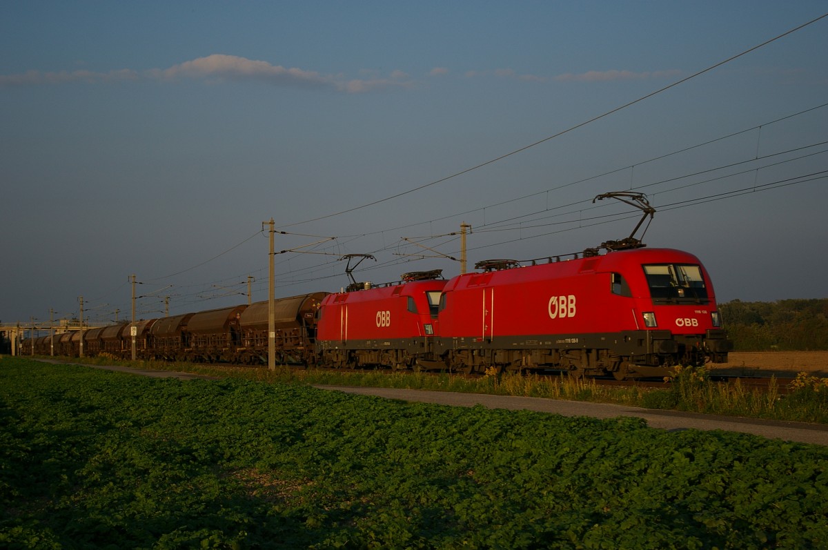 die 1116 138 + eine weiter 1116 mit einem Güterzug am 5.Oktober 2015 bei Ebenfurth
