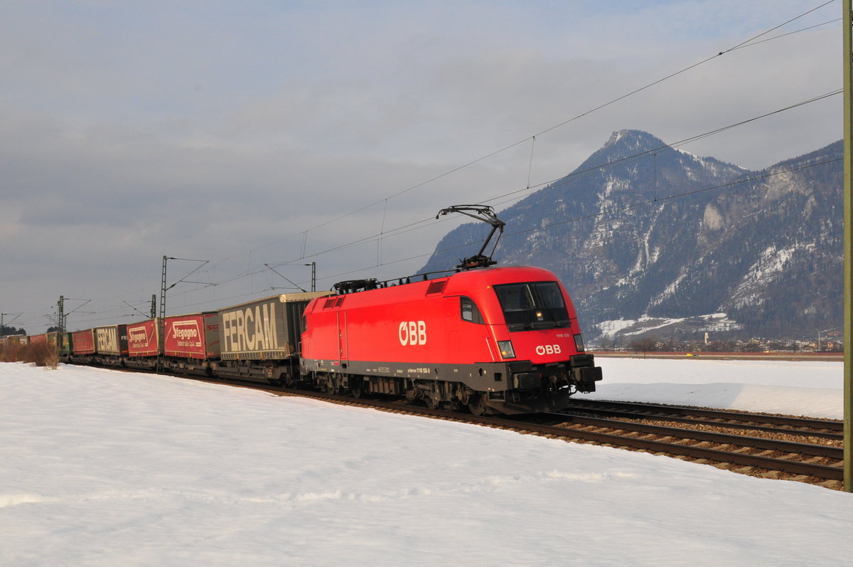 Die 1116 138 der ÖBB mit einem Taschenwagen-Zug am 21.02.19 bei Oberaudorf in Richtung Kufstein.