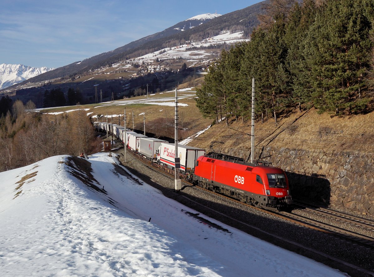 Die 1116 142 mit einer RoLa am 23.02.2019 unterwegs bei Matrei am Brenner.