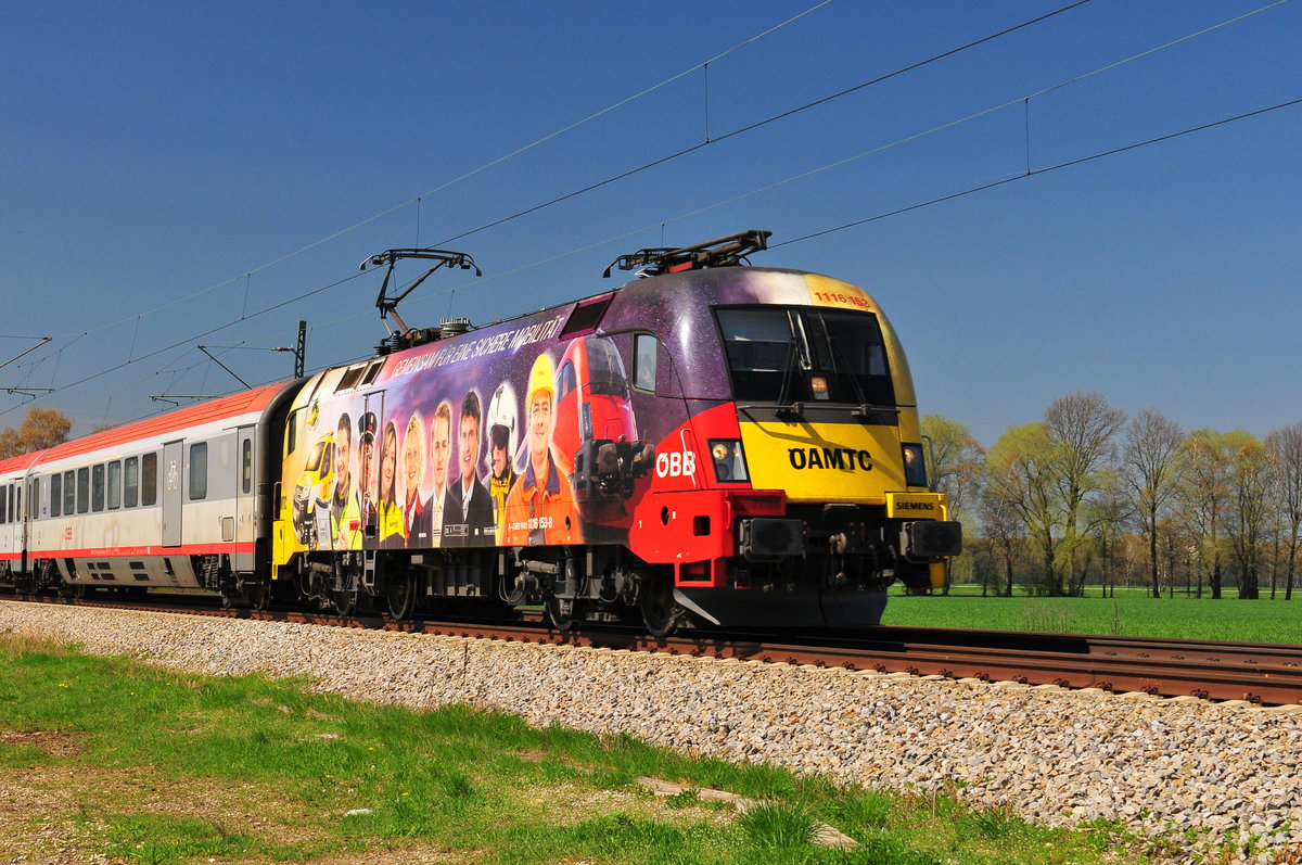 Die 1116 153 sog. ÖAMTC-Lok der ÖBB am 11.04.16 bei Übersee am Chiemsee.