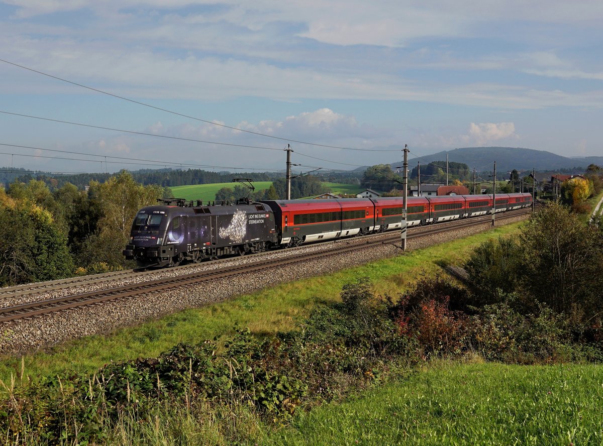 Die 1116 158 mit einem RJ am 29.09.2017 unterwegs bei Pöndorf.