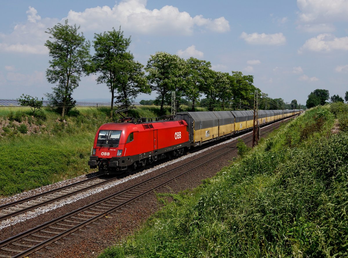 Die 1116 166 mit einem Autozug am 03.06.2017 unterwegs bei Radldorf.