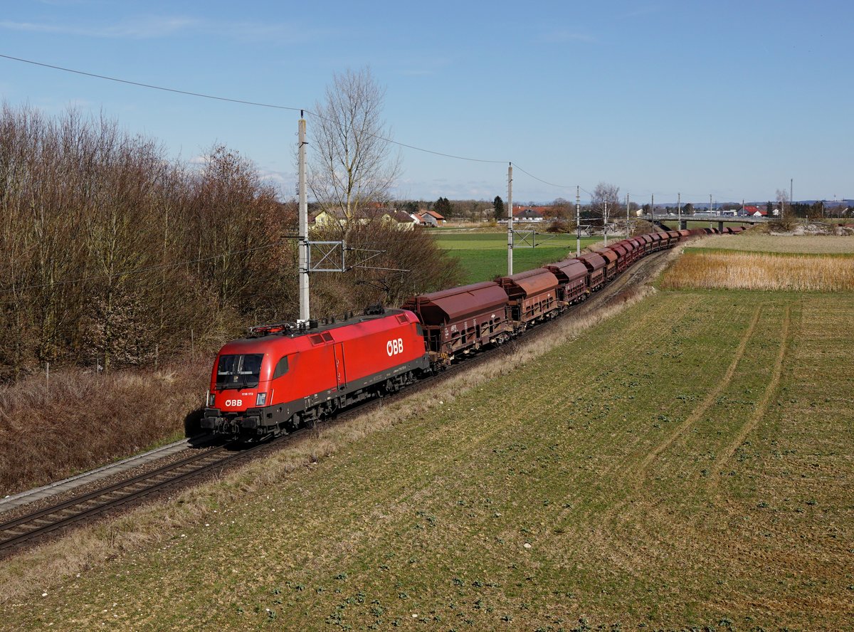 Die 1116 172 mit einem Güterzug am 30.03.2018 unterwegs bei Marchtrenk.