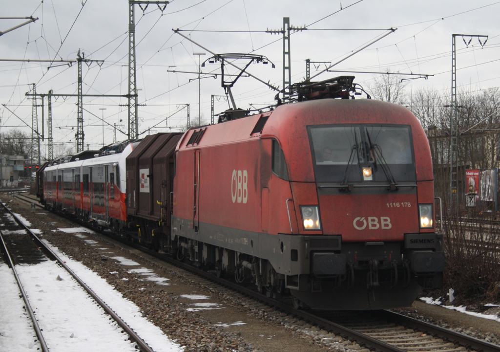 Die 1116 178 mit einem City Jet auf den Weg nach Österreich in München Trudering. 
Am 04.01.2015