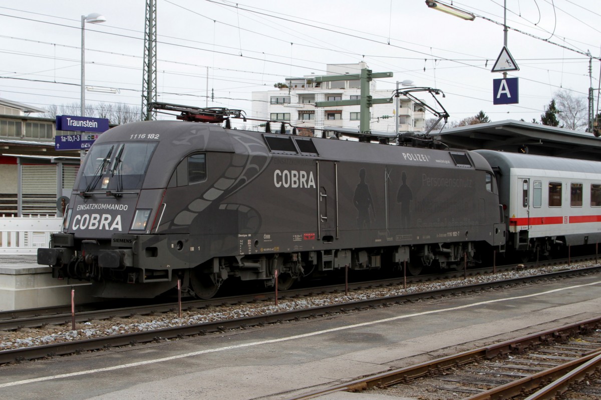 Die 1116 182   COBRA  mit dem IC 2082 bei einem Halt im Bf. Traunstein am 07.02.2014
