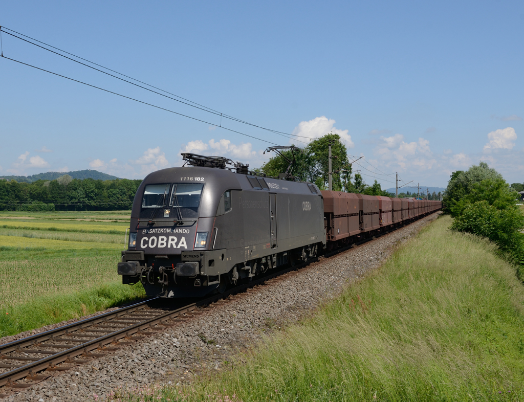 Die 1116 182 welche für das  Einsatzkommando Cobra  (Sondereinheit der österreichischen Polizei) wirbt ist am 26.05.2014 mit dem 47407 von Leoben Donawitz nach Spielfeld-Straß und in weitere Folge zum Adriahafen Koper unterwegs gewesen, und wurde von mir in Wagna bei Leibnitz fotografiert. 