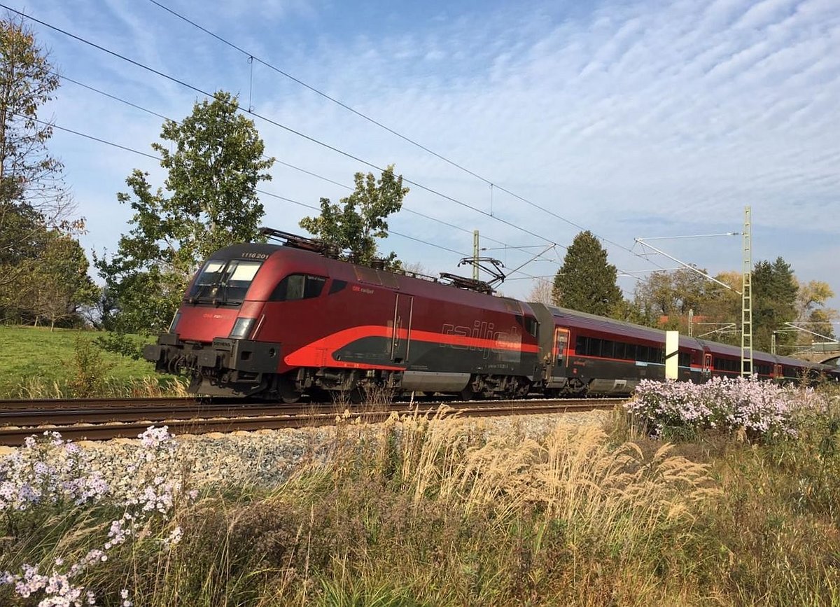 Die 1116 201 der ÖBB mit einem Railjet bei Übersee am Chiemsee in Richtung Rosenheim am 18.10.18