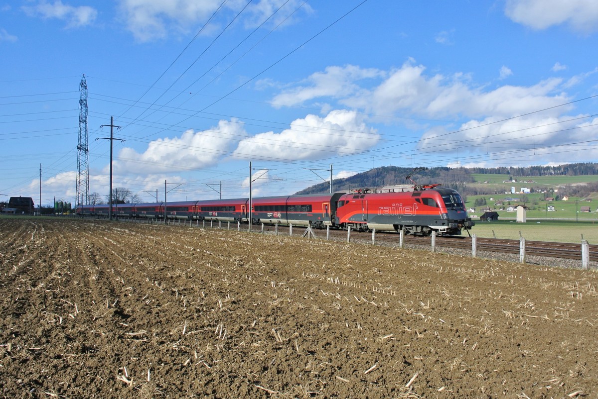 Die 1116 206-2 an der Spitze des RJ 167 bei Siebnen-Wangen, 12.02.2014.