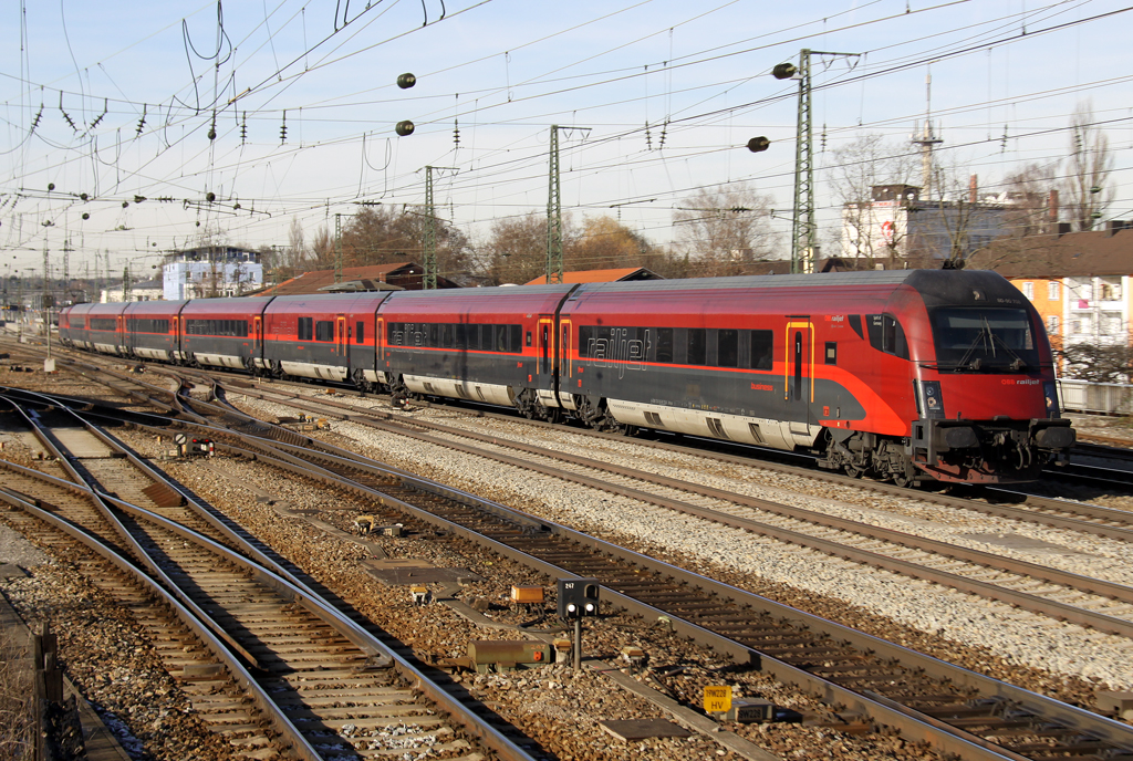 Die 1116 206 schiebt ihren Railjet von München durch Rosenheim weiter nach Budapest am 04.12.2013