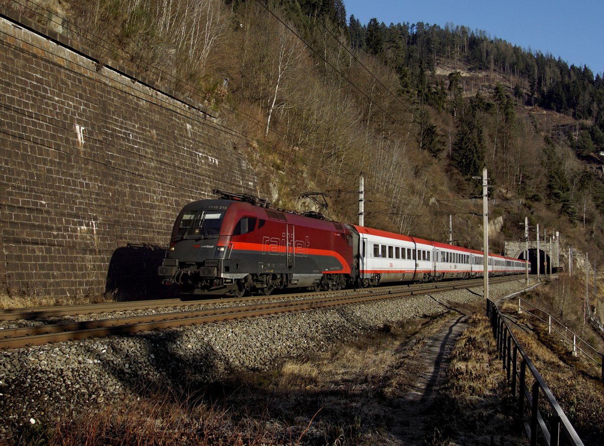 Die 1116 215 mit einem OIC am 17.12.2016 unterwegs bei St. Michael.